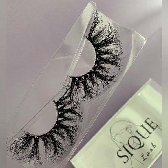 Style: Petite 25mm real mink lashes, Custom, big and bold lashes. - Picture 2 of 2